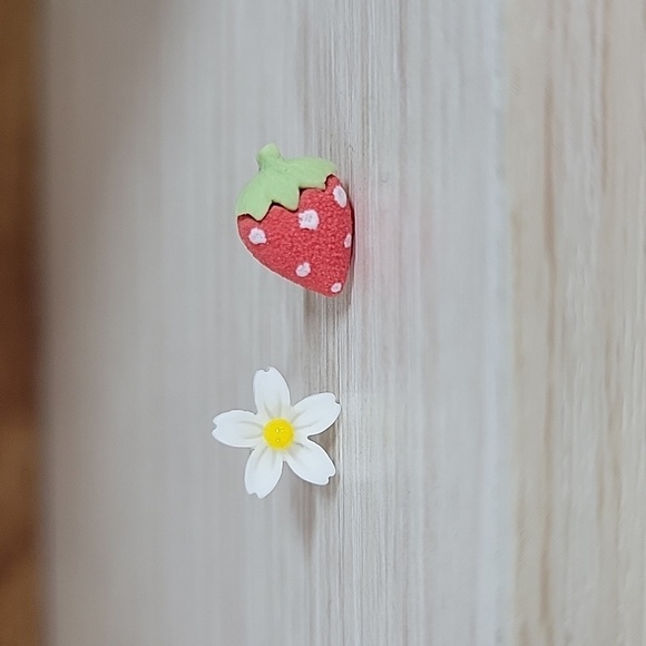 STRAWBERRY FIELDS CERAMIC STUD EARRINGS - Picture 1 of 8